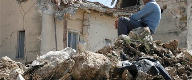 İtalya'da çalışmalara son verildi: 293 ölü