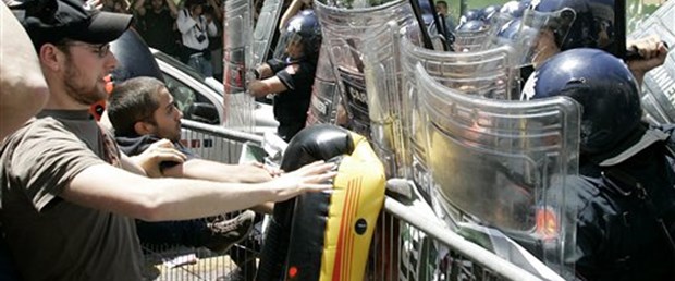 İtalya'da öğrenciler polisle çatıştı