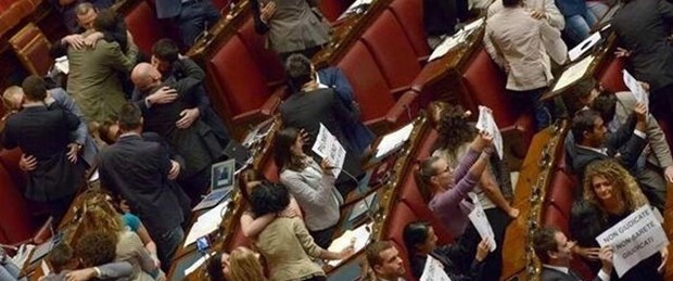 İtalyan vekiller parlamentoda öpüştü