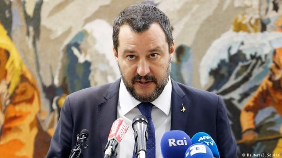 İtalya İçişleri Bakanı Salvini sığınmacı dostu köydeki göçmenlerin başka bölgelerdeki kamplara gönderileceğini söyledi.