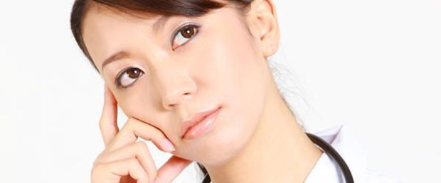 japanese-female-doctor-thinks-something-concept-shot-health-care-medical-44013176.jpg
