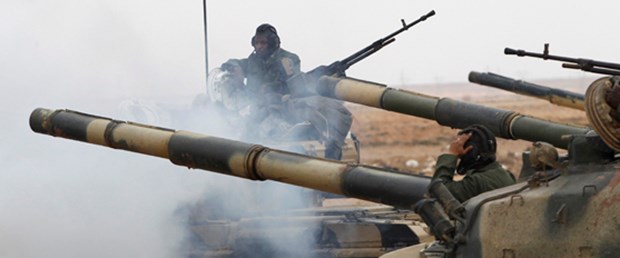 Kaddafi bombardımana rağmen saldırıyor