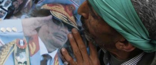 Kaddafi: Halkım bana tapıyor