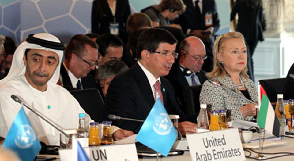 Ahmet Davutoğlu, Temas Grubu Eşbaşkanı Birleşik Arap Emirlikleri Dışişleri Bakanı Abdullah Bin Zeyd ve ABD Dışişleri Bakanı Hillary Clinton ile yanyana.
