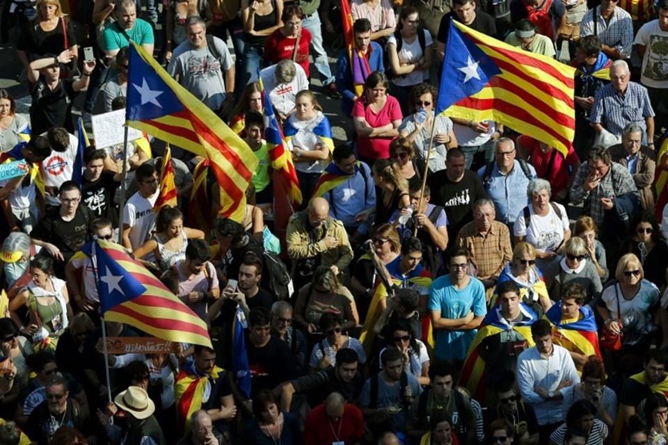 Katalonya parlamentosunda bağımsızlığın ilan edildiği saatlerde sokakta olan Katalanlar da sevinç gösterisi yaptı. 