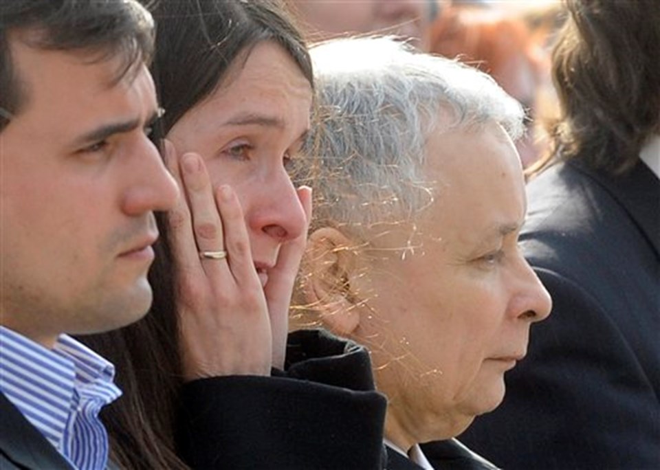 Marta Kaczynski babasının ardından ağlarken, yanında babasının ikiz kardeşi Jaroslaw vardı.