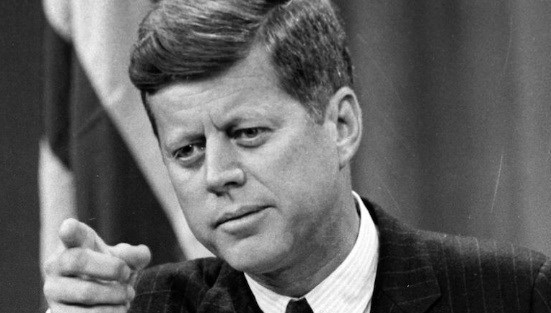 ABD Başkanı Donald Trump, eski başkan John...