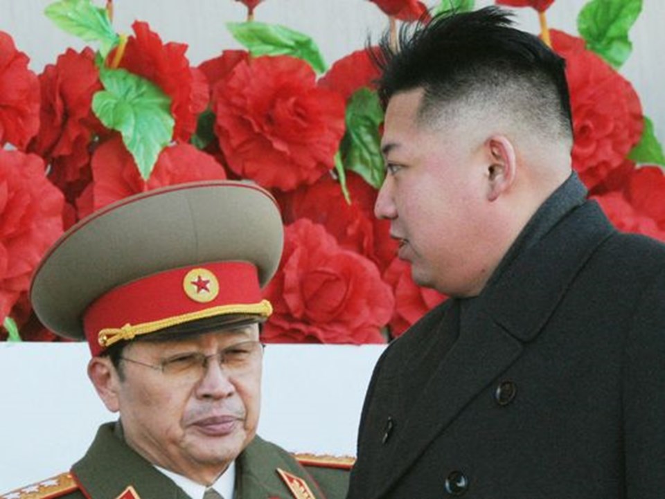 Kim ve bir zamanlar akıl hocası olarak bilinen Jang Song Thaek.