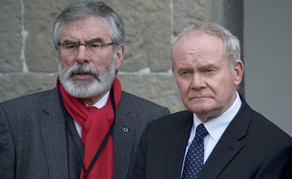 Sinn Fein Başkanı Garry Adams, barış görüşmelerinde önem bir rol oynayan Martin McGuinness ile birlikte.