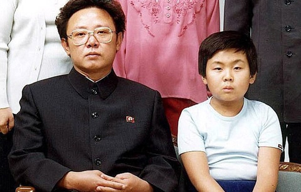 Malezya'da öldürülen Kim Jong-nam, Kuzey Kore lideri Kim Jong-il'in evlilik dışı ilişkisinden dünyaya gelmişti. Kim Jong-nam'ın annesi Güney Koreli oyuncu Sung Hae-rim idi.