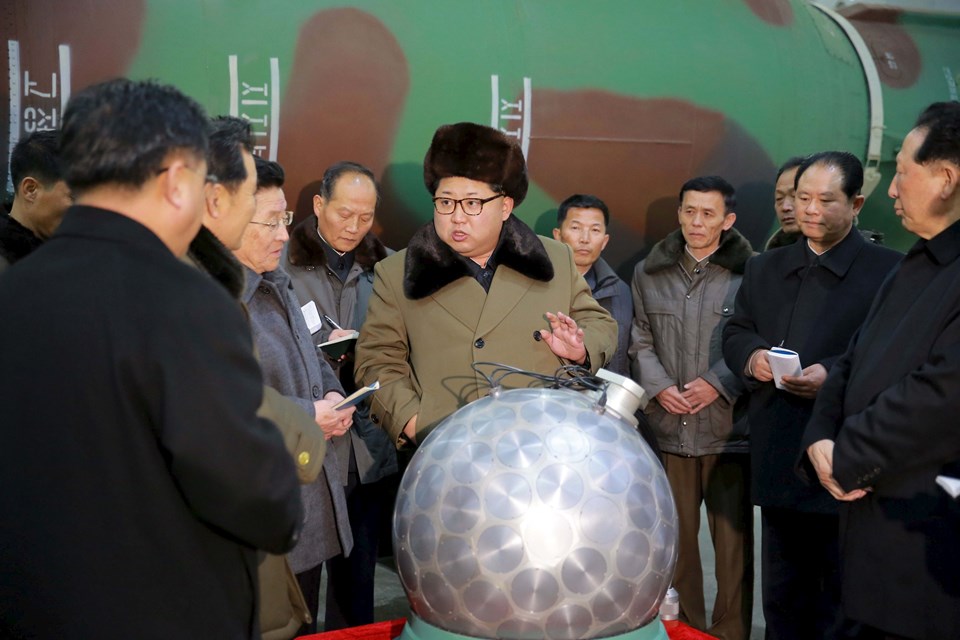 Devlet haber ajansı KCNA’da yayınlanan fotoğraflarda Kim Jong-un’un yanında poz verdiği nesnelerin minyatürize edilmiş nükleer başlıklar olduğu bildirildi.