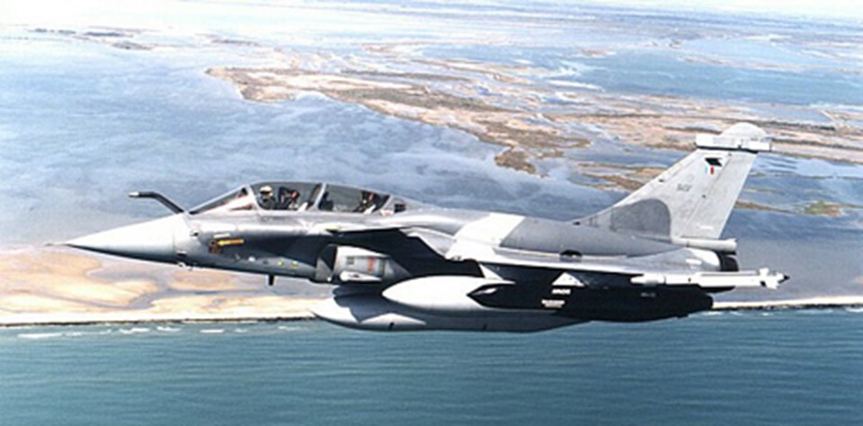 Fransa, operasyonda Rafale tipi uçakları kullanılıyor.