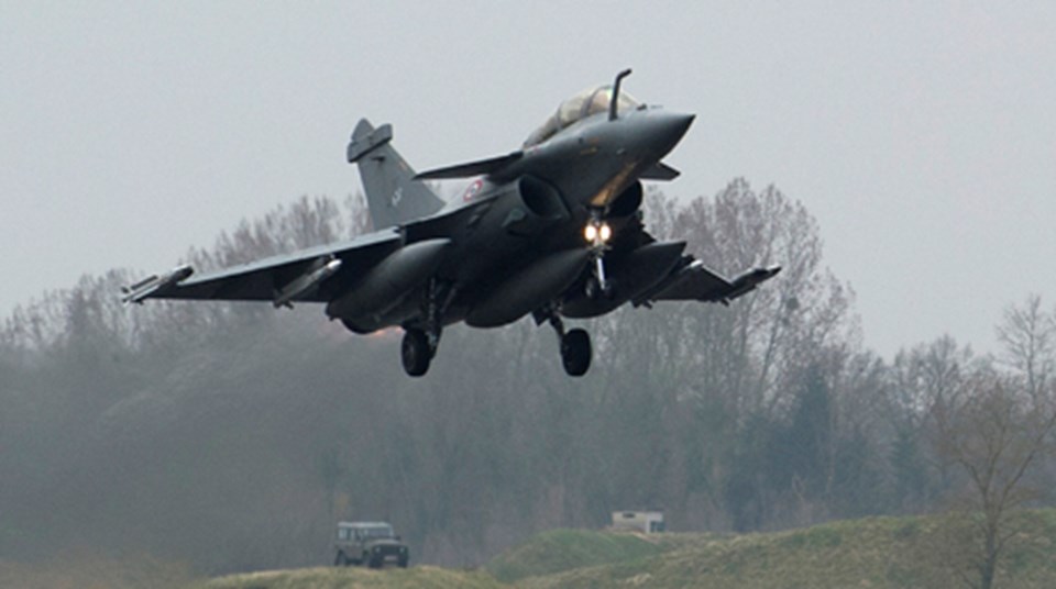 Fransa, operasyonlarda Rafale tipi uçakları kullanıyor.