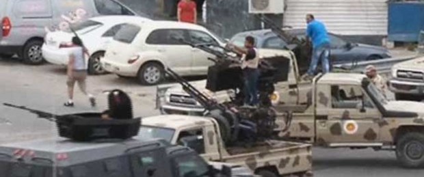 Libya'da silahlı kişiler parlamentoyu bastı