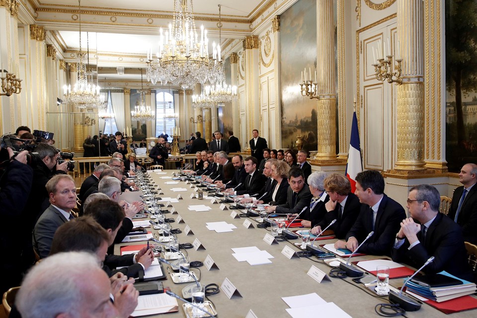 Macron'un bakanlar ve konferasyonların temsilcileriyle yaptığı toplantı.