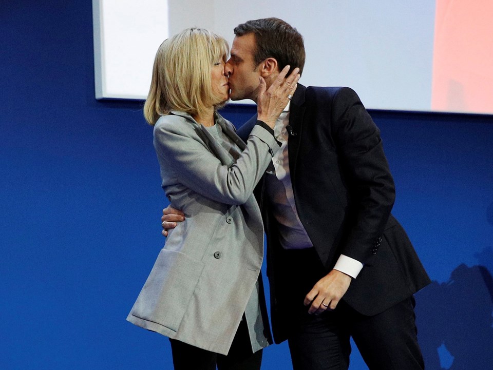 Macron, ortaokulda okurken öğretmeni olan 23 yaş büyük Brigitte ile yıllar sonra evlendi. İkilinin aşkı son dönemde Fransa siyasetine damga vurdu.