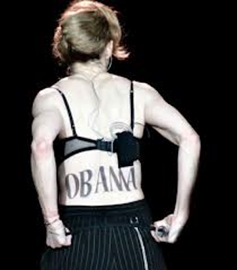Madonna'nın sırtındaki "OBAMA" yazısı hayranlarının ilgisini çekti.
