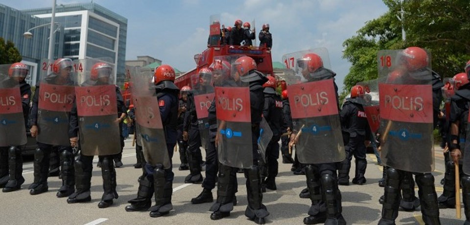 Muhalif lider Enver İbrahim taraftarları kararı protesto etti. Polis geniş güvenlik önlemleri aldı.