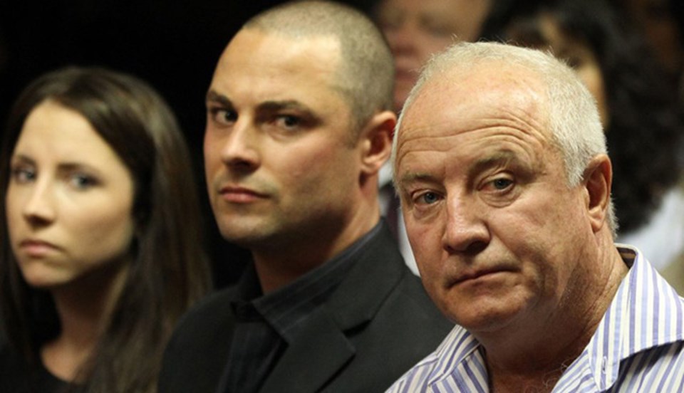 Ampute atlet Oscar Pistorius'a kefalet davası boyunca erkek kardeşi Carl Pistorius, kız kardeşi Aimee Pistorius ve babası Henke Pistorius destek verdi.