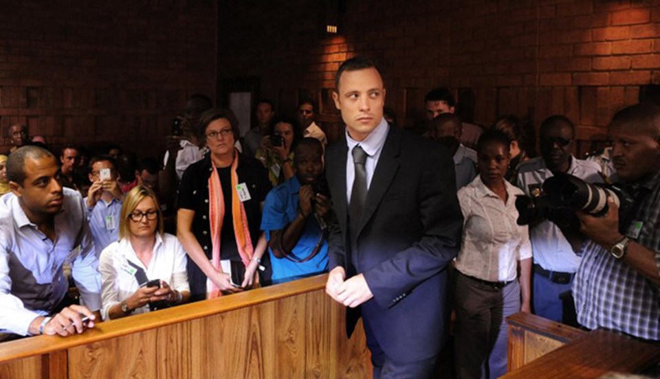 Pistorius kız arkadaşı Reeva Steenkamp'ı "hırsız" zannederek öldürdüğünü iddia ediyor.