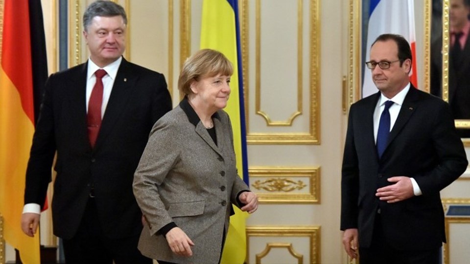 Almanya Başbakanı Angela Merkel ile Fransa Cumhurbaşkanı François Hollande Ukrayna krizini sona erdirmek için hazırladıkları taslağı Ukrayna Devlet Başkanı Petro Poroşenko'ya sundu.