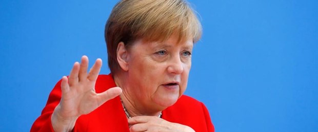 angela merkel otomobil230819.jpg