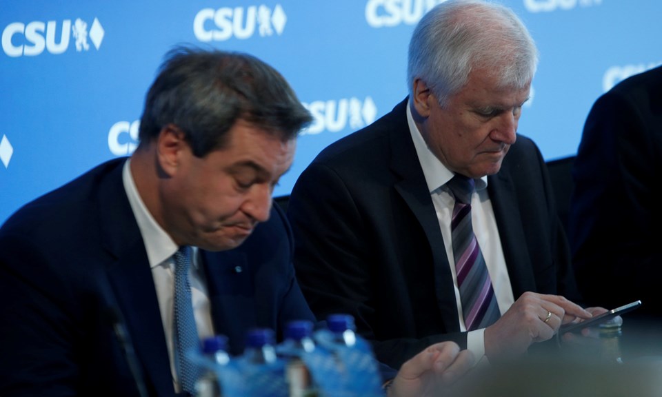 Merkel'in kardeş partisi CSU 1957'den beri ilk kez Bavyera'da tek başına iktidar olamayacak.
