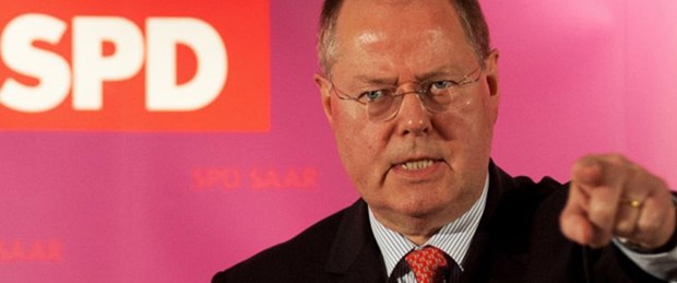 Merkel'in seçimde rakibi Steinbrück oldu