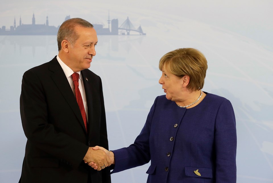 Cumhurbaşkanı Erdoğan ve Almanya Başbakanı Merkel, basının karşısında el sıkıştıktan sonra görüşmeye geçti.