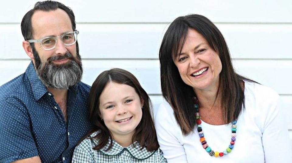 Babası Mark Nielsen ve anne Yvette Miller