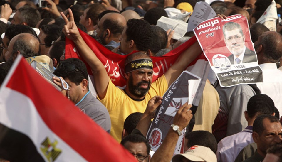 Mursi taraflarları da destek için sokaklara döküldü.