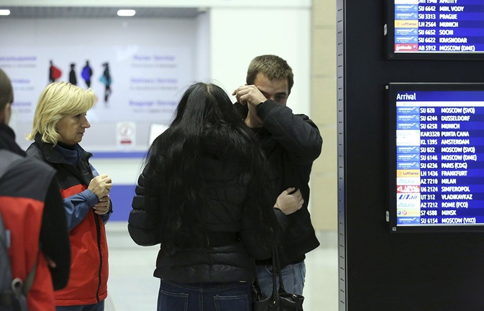 Yolcu yakınları, uçağın gideceği Pulkovo havalimanında toplandı.