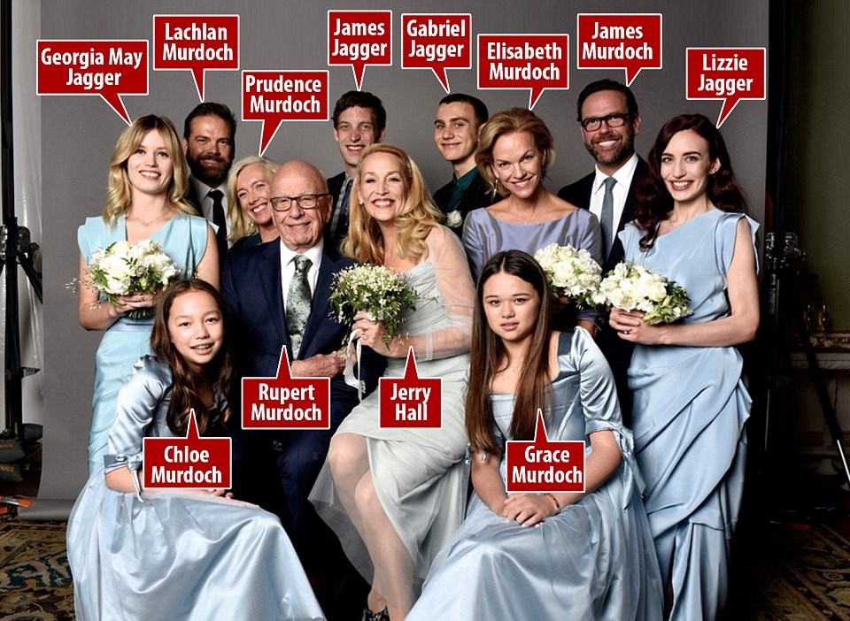 Eski manken Jerry Hall, Rupert Murdoch'la evliliği sonrası aile fotoğrafını sosyal medya hesabından paylaştı.