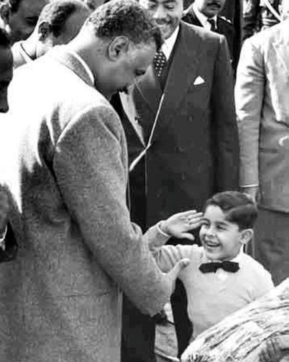 Mısır'da halk, Sisi'yi Cemal Abdül Nasır'a benzetiyor. 1960'lı yıllarda çocuk Sisi, Cemal Abdül Nasır'a askeri selam veriyor.