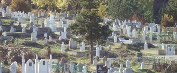 Müslüman mezarlığına saldırı