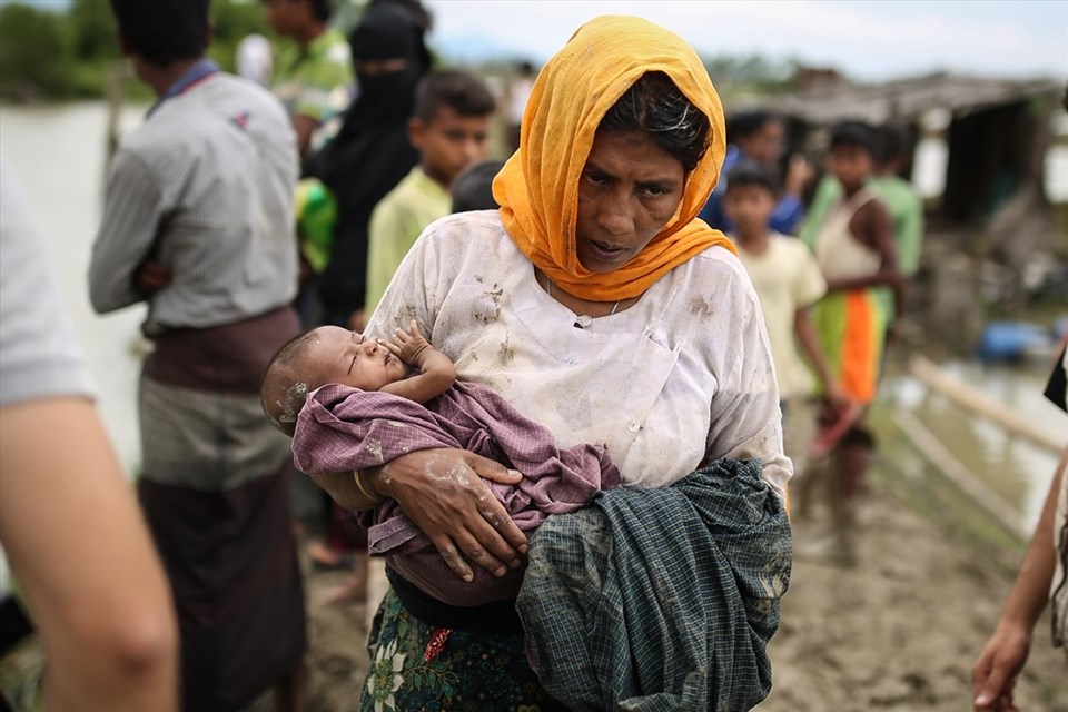 Myanmar'dan kaçan siviller dağlık bölgeler, Naf nehri ya da deniz yoluyla Bangladeş'e geçiyor. (Fotoğraf: Onur ÇOBAN/AA)