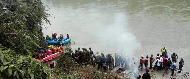Nepal'de yolcu otobüsünün uçuruma yuvarlanması...