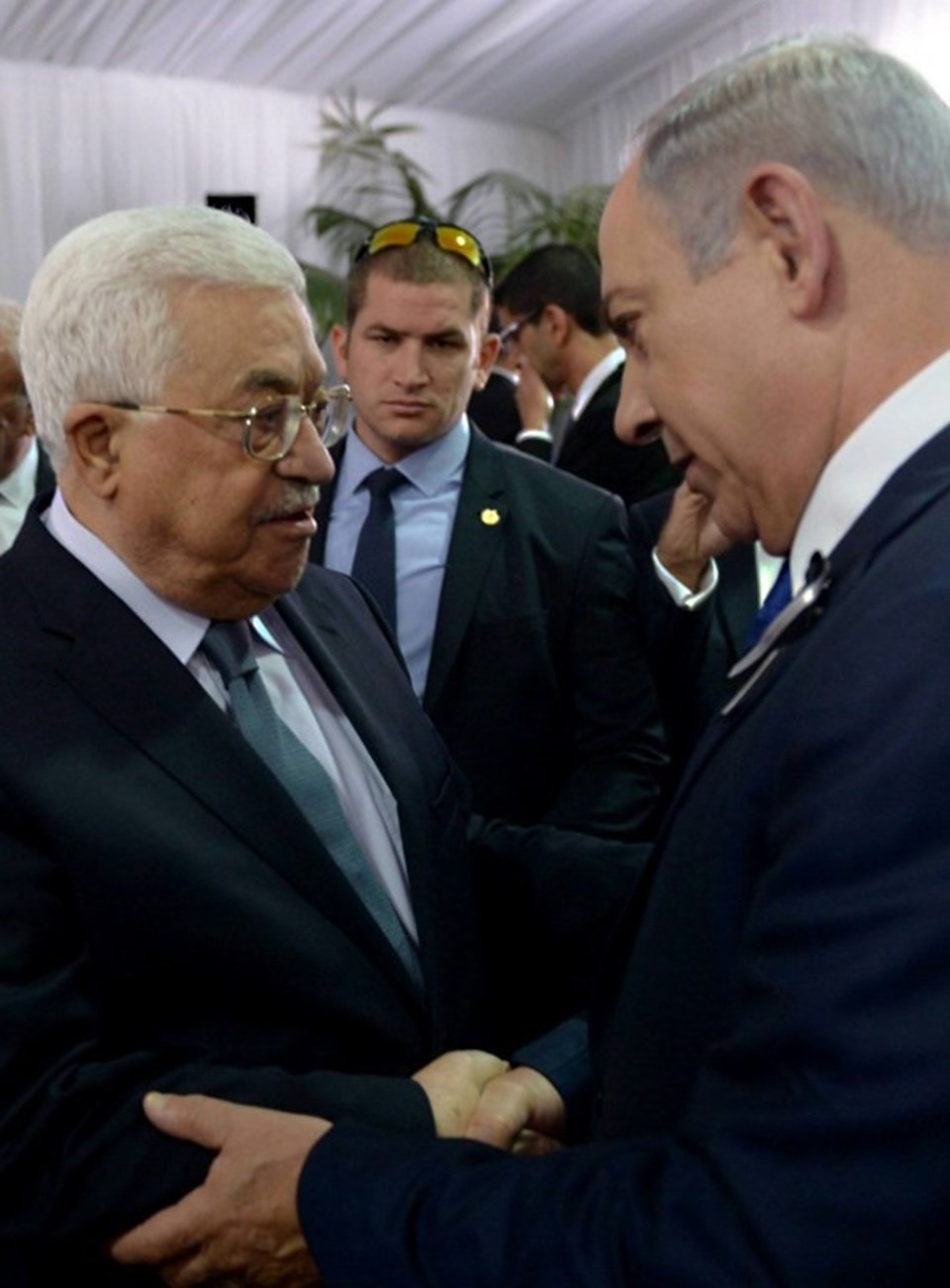 İsrail eski Cumhurbaşkanı Şimon Peres'in cenaze törenine katılan Filistin Devlet Başkanı Mahmud Abbas, İsrail Başbakanı Binyamin Netanyahu'ya taziyelerini sundu.