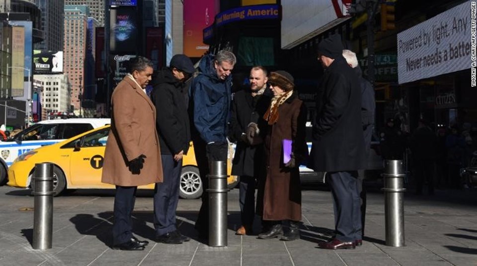 New York Valisi, bariyerlerleri tanıtıyor.