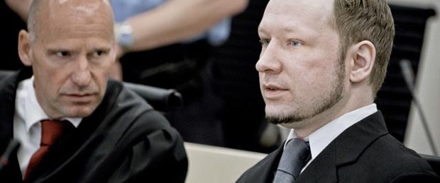 Norveç katliamcısı Breivik'e ayakkabı fırlatıldı