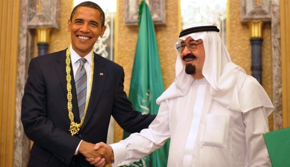 Suudi Arabistan'ı ziyaretinde Kral Abdullah, Obama'ya som altından bir madalya takmıştı.