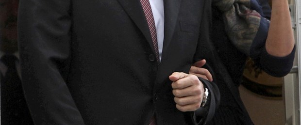 Öyle dekolte giyiyor ki...