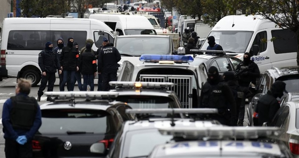 Fransa'nın birçok kentinde yapılan operasyonların yanısıra Belçika'nın başkenti Brüksel'de Arapların yoğun olarak yaşadığı Mollenbeek semtinde de polis arama yapıyor.