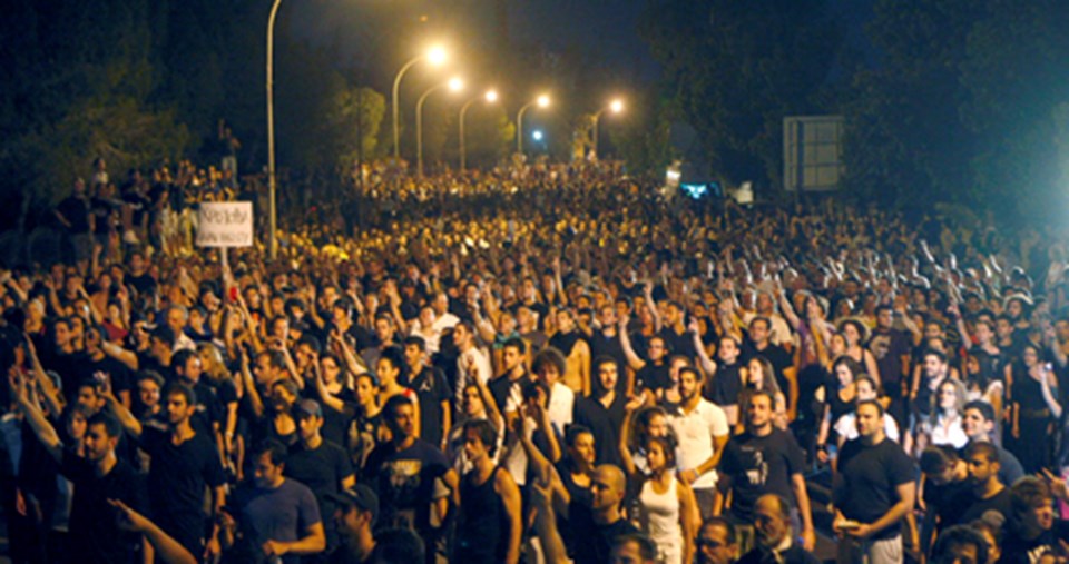 Elefteria meydanında toplanan binlerce Rum Hristofyas aleytarı gösteri yaptı.