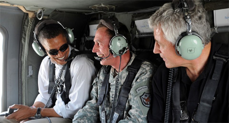Obama, ABD'nin Irak'taki çokuluslu gücünün komutanı Orgeneral Petraeus ve Hagel
