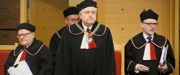 polonya anayasa mahkemesi hükümet karar100316.jpg
