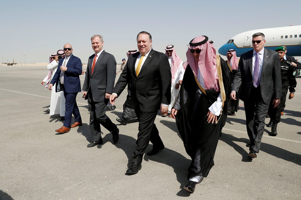 Pompeo'yu Suudi Arabistan Dışişleri Bakanı Adil el-Cubeyr karşıladı.