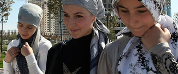 Putin'den başörtüsüne 'tek tip'le çözüm