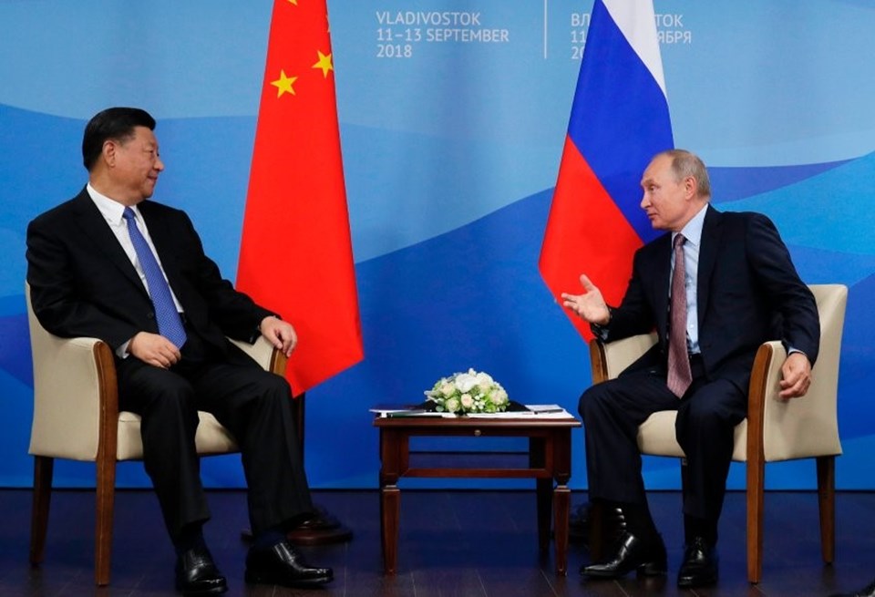 Rusya Devlet Başkanı Vladimir Putin Sibirya'da düzenlenen askeri tatbikata Çin'i de davet etti. Putin'in Çin'le birlikte ABD'ye "gözdağı" vermeye çalıştığı iddia ediliyor.