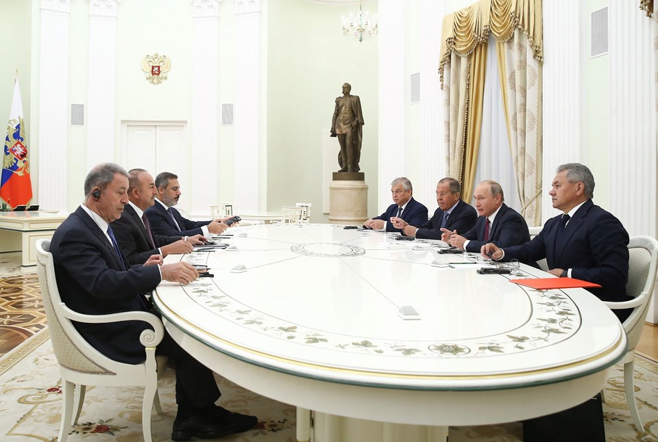 Rusya Devlet Başkanı Vladimir Putin, resmi ziyaret amacıyla Rusya’nın başkenti Moskova’da bulunan Dışişleri Bakanı Mevlüt Çavuşoğlu, Milli Savunma Bakanı Hulusi Akar ve MİT Başkanı Hakan Fidan’ı kabul etti.